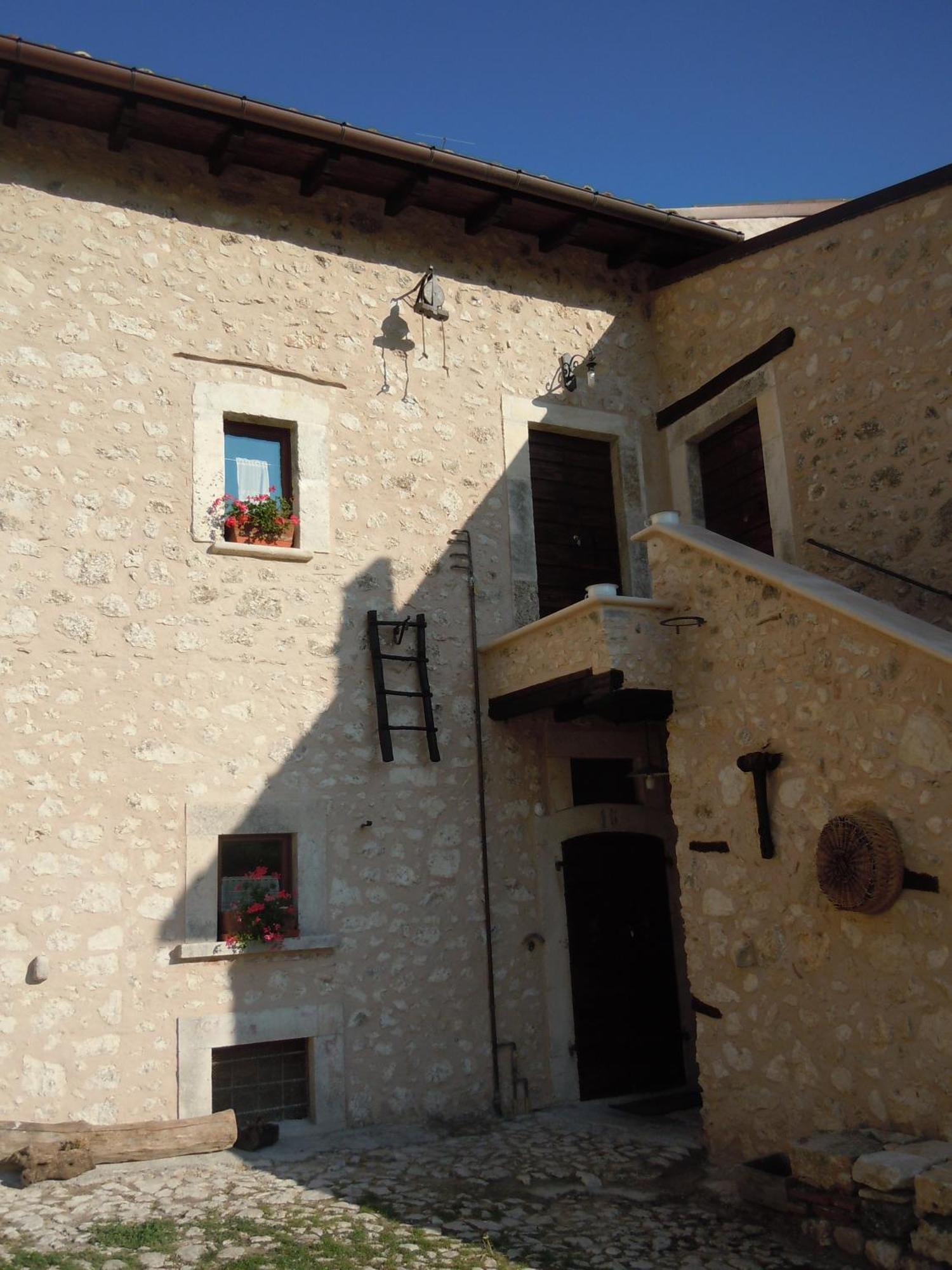 La Casa Su Le Dimore Del Borgo Santo Stefano Di Sessanio Exterior photo